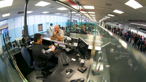 Control de pasaportes en un aeropuerto