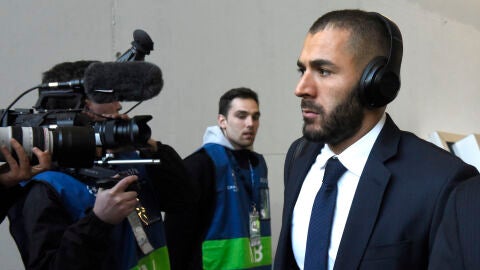 Benzema a su llegada al Volkswagen-Arena