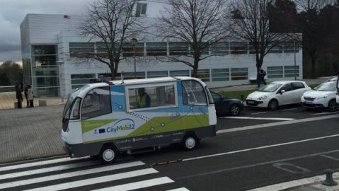 Autob&uacute;s pilotado de forma automatizada.