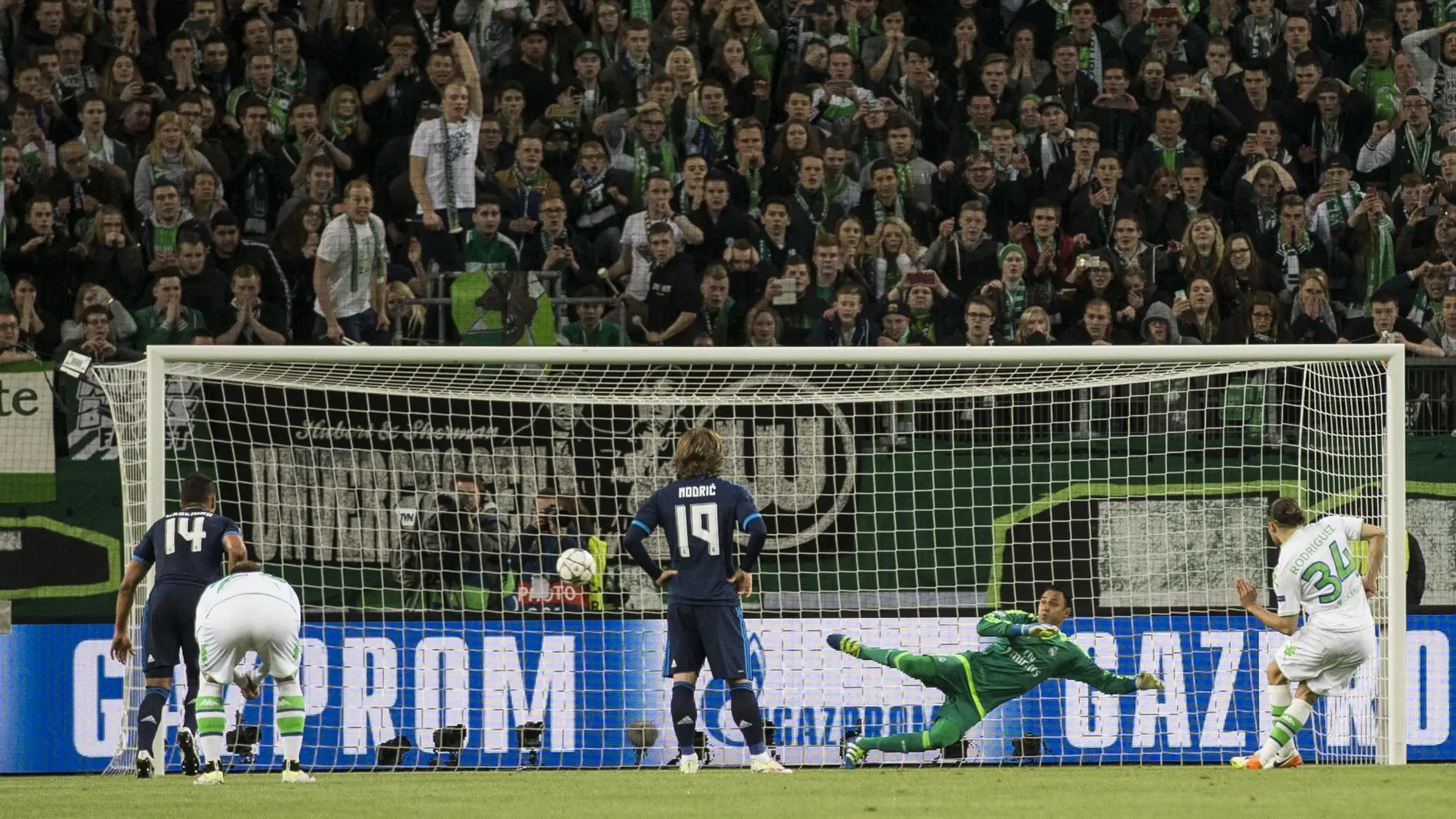 El primer gol del Wolfsburgo en la ida de cuarto de la Champions ante el Real Madrid