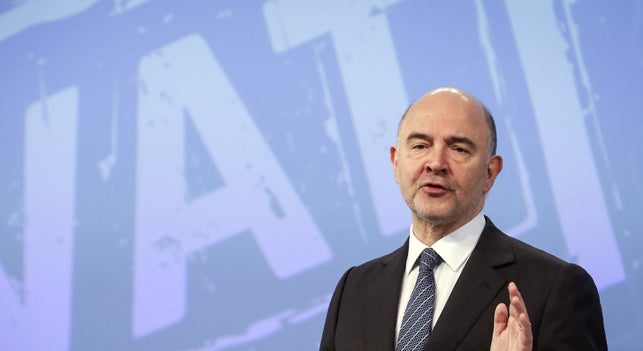 Moscovici avisa de que en España no hay margen para relajarse con el déficit Moscovici avisa de que en España no hay margen para relajarse con el déficit