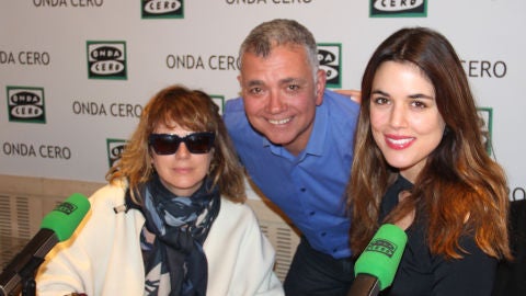 Las actrices Emma Su&aacute;rez y Adriana Ugarte con Juan Ram&oacute;n Lucas durante una entrevista en Onda Cero