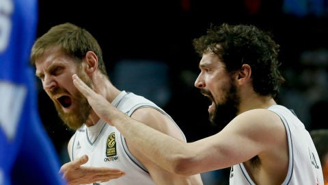 Nocioni y Llull celebran una canasta del Real Madrid