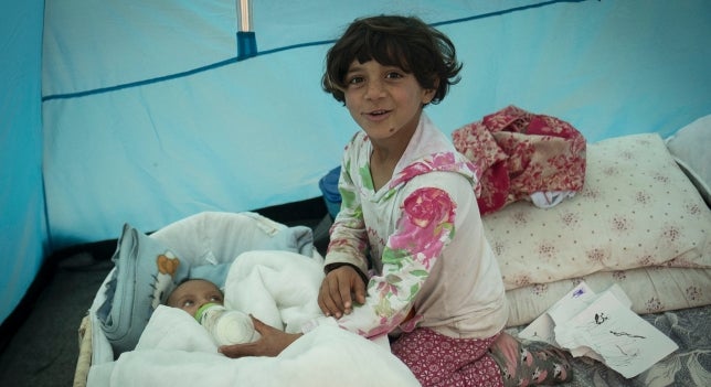 Refugiados: "Historias de vida": Rajoy recibirá los zapatos de Hala, una niña siria que espera poder cruza la frontera Refugiados: "Historias de vida": Rajoy recibirá los zapatos de Hala, una niña siria que espera poder cruza la frontera