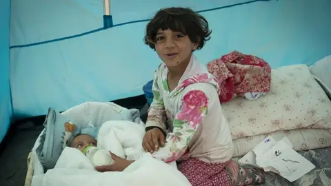 Hala junto a su hermana en su tienda en el campamento de Idomeni Hala junto a su hermana en su tienda en el campamento de Idomeni