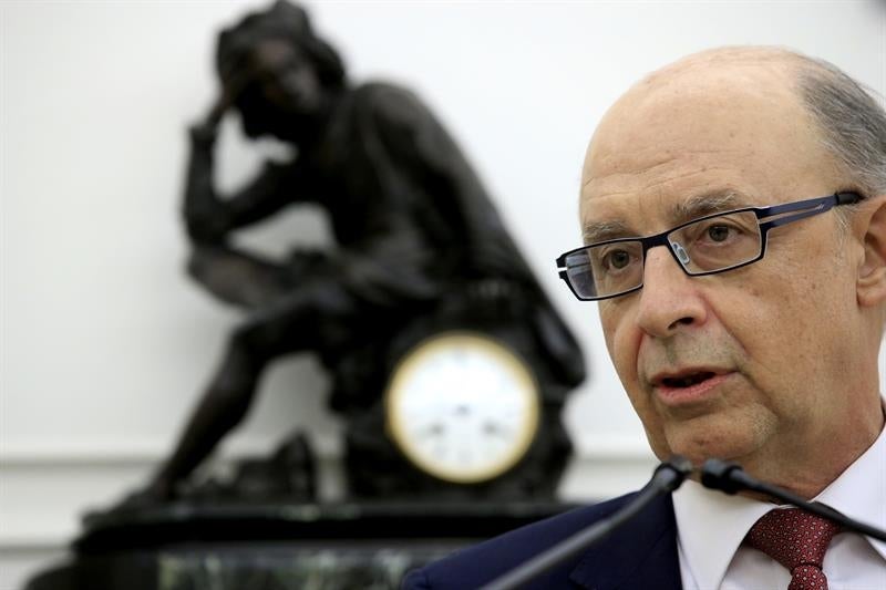 El Gobierno propone elevar la meta del déficit de las comunidades al 0,7% en 2016 El Gobierno propone elevar la meta del déficit de las comunidades al 0,7% en 2016