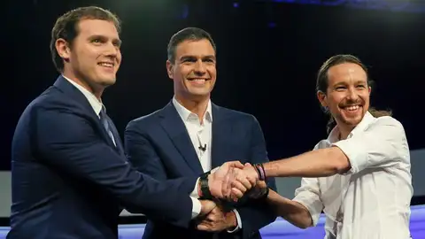 Saludo entre Pedro Sánchez, Albert Rivera y Pablo Iglesias. Saludo entre Pedro Sánchez, Albert Rivera y Pablo Iglesias.
