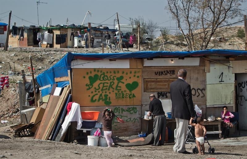 Unos 4.000 vecinos de la Cañada Real, entre ellos 1.800 menores, se preparan para otro invierno sin calefacción: "Vamos a seguir en nuestra lucha" Unos 4.000 vecinos de la Cañada Real, entre ellos 1.800 menores, se preparan para otro invierno sin calefacción: "Vamos a seguir en nuestra lucha"