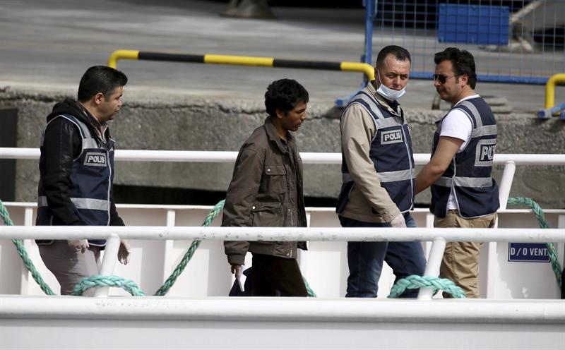 Grecia retoma las devoluciones a Turquía y deporta a 124 refugiados Grecia retoma las devoluciones a Turquía y deporta a 124 refugiados