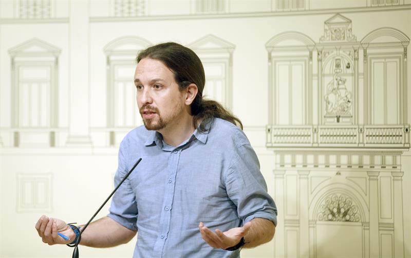 Iglesias asegura, ante Puigdemont, que seguirá defendiendo el referéndum Iglesias asegura, ante Puigdemont, que seguirá defendiendo el referéndum