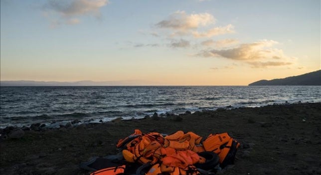 Al menos cinco personas mueren en un nuevo naufragio en el mar Egeo Al menos cinco personas mueren en un nuevo naufragio en el mar Egeo