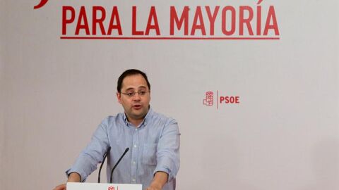 El secretario de Organizaci&oacute;n del PSOE, C&eacute;sar Luena