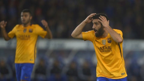 Arda Turan se lleva las manos a la cabeza durante el partido contra la Real Sociedad