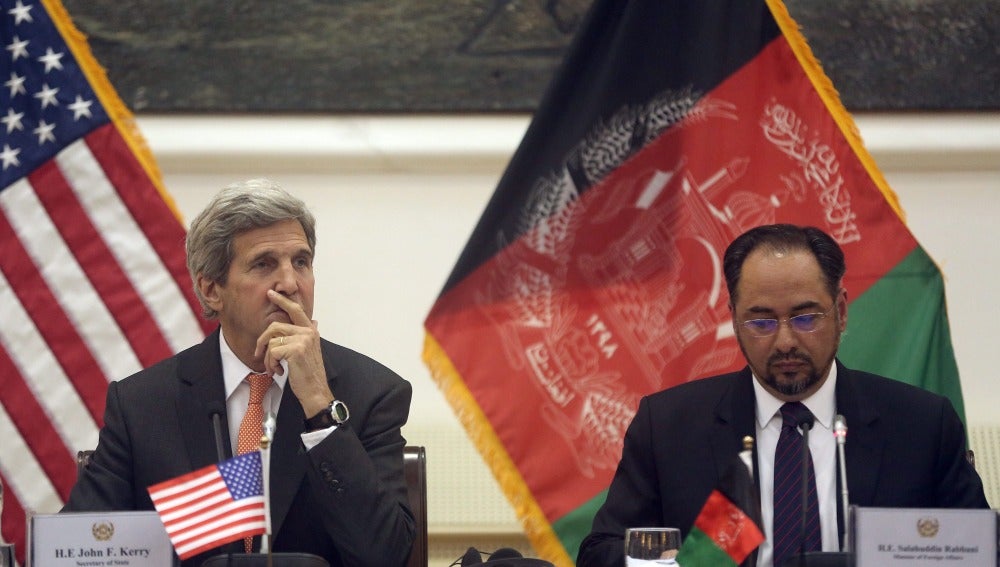 John Kerry junto al Ministro de exteriores de Afganistán