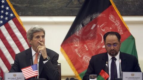 John Kerry junto al Ministro de exteriores de Afganist&aacute;n
