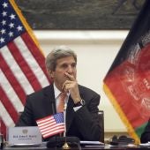 John Kerry junto al Ministro de exteriores de Afganistán