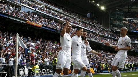 Los jugadores del Real Madrid celebran el gol de James Rodr&iacute;guez