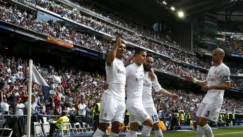 Los jugadores del Real Madrid celebran el gol de James Rodríguez Los jugadores del Real Madrid celebran el gol de James Rodríguez