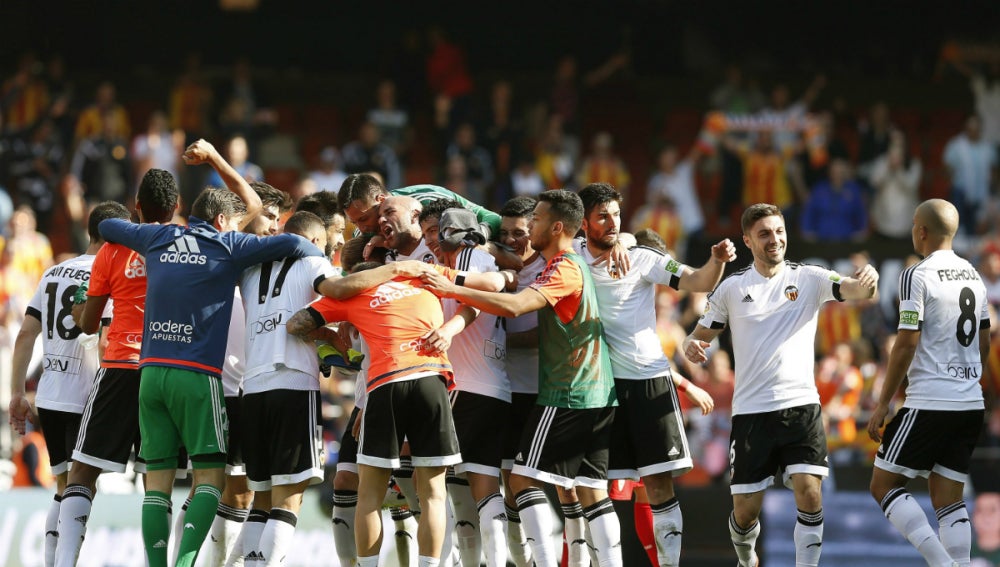 Los jugadores del Valencia celebran el gol de Negredo