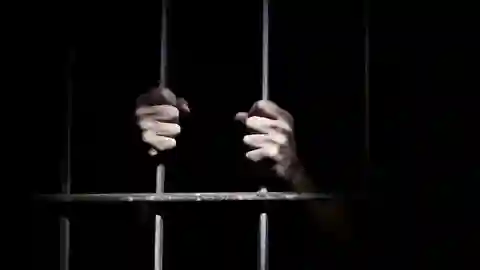 Hombre entre rejas Hombre entre rejas
