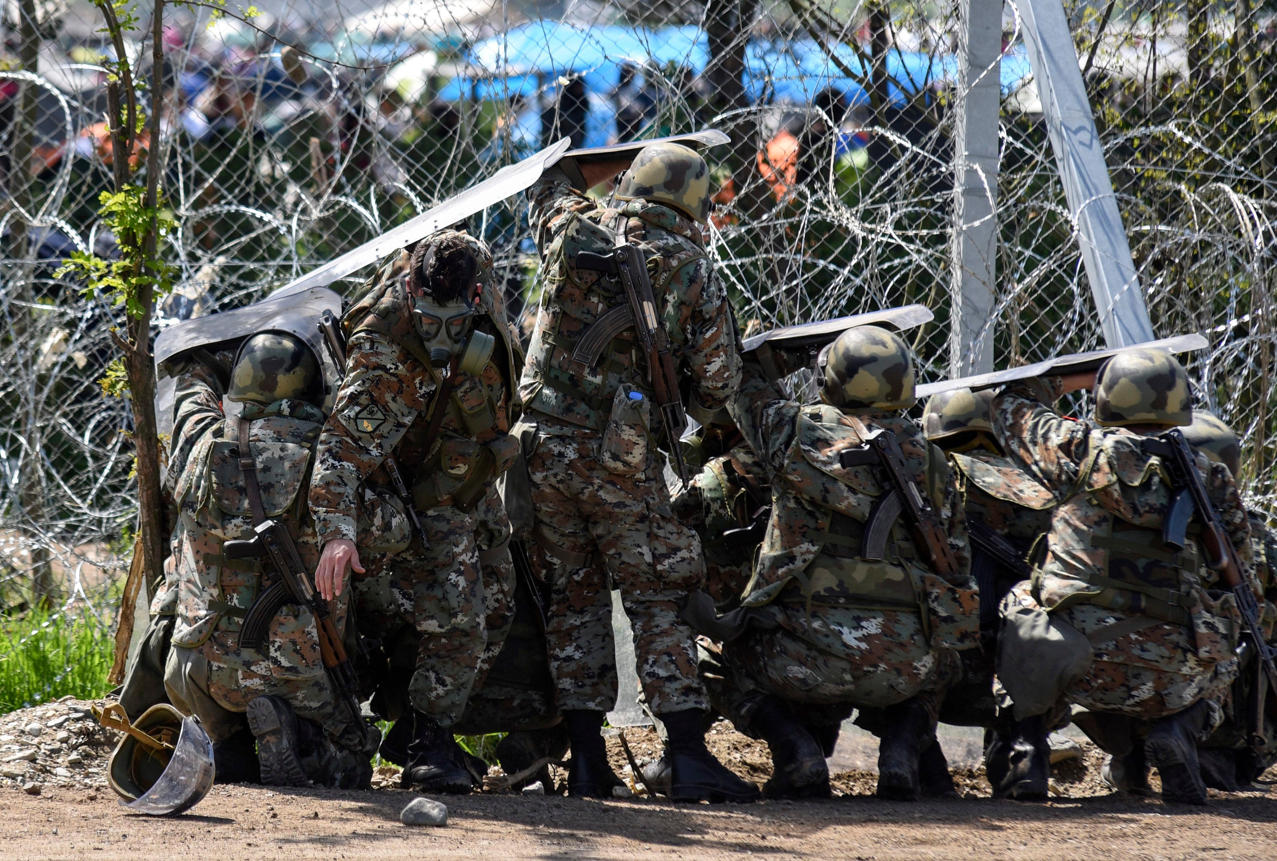 La Policía de Macedonia lanza gases contra los refugiados frente al campamento de Idomeni La Policía de Macedonia lanza gases contra los refugiados frente al campamento de Idomeni