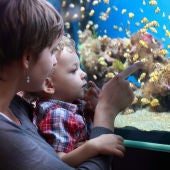 Una madre y su hijo en un acuario