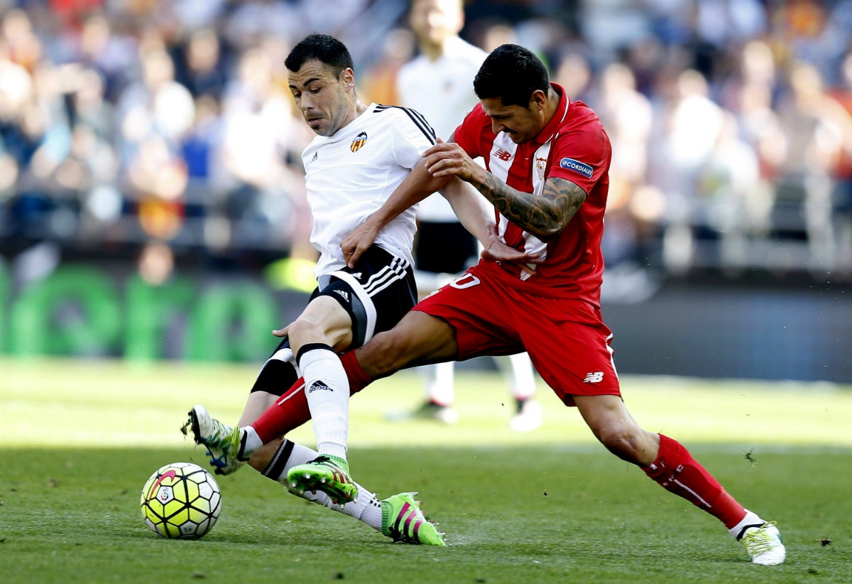 Valencia 2 - 1 Sevilla. Negredo consigue los tres puntos para el Valencia Valencia 2 - 1 Sevilla. Negredo consigue los tres puntos para el Valencia