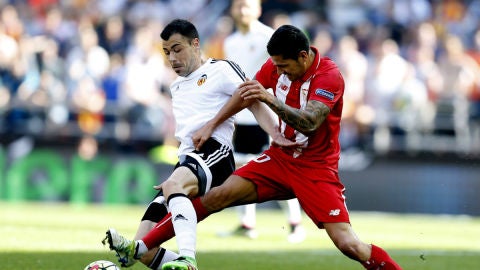Javi Fuego y Vitolo pelean por el bal&oacute;n