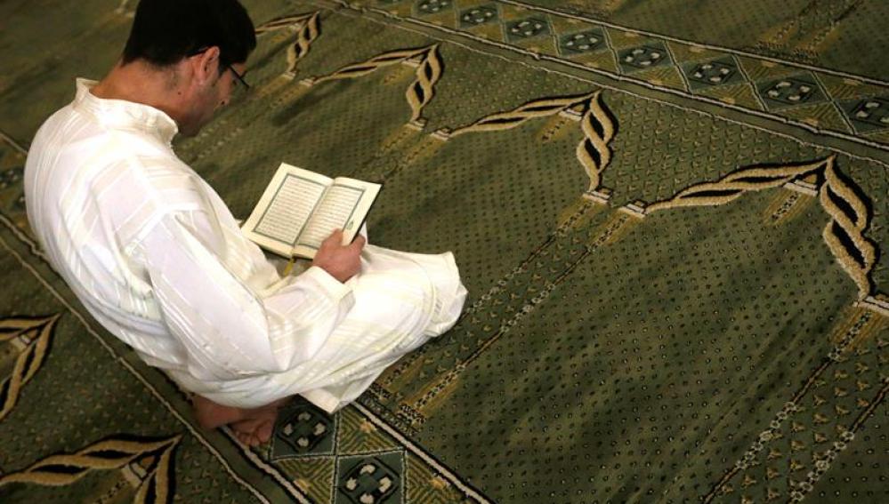 Un hombre reza en el Centro Cultural Islámico de Madrid (conocido como mezquita de la M-30)