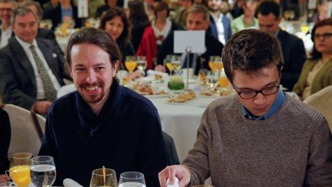 Pablo Iglesias e &Iacute;&ntilde;igo Errej&oacute;n en un desayuno informativo