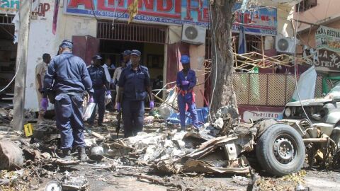 Imagen de archivo de los restos del coche bomba que ha explotado en Mogadiscio