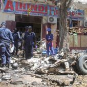 Imagen de archivo de los restos del coche bomba que ha explotado en Mogadiscio