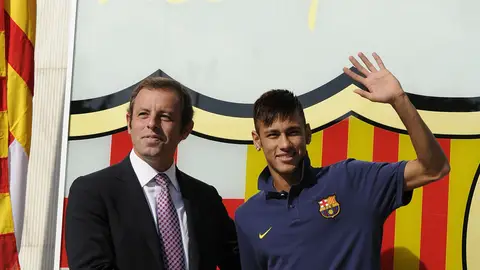 Neymar posa con Rosell tras firmar el contrato con el Barcelona Neymar posa con Rosell tras firmar el contrato con el Barcelona