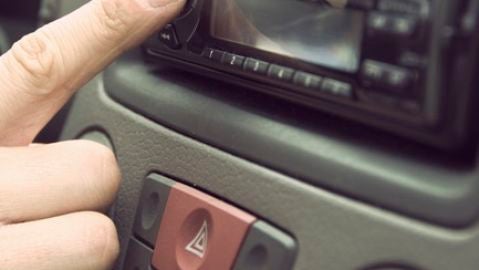 Sintonizar la radio del coche es una de las distracciones m&aacute;s frecuentes