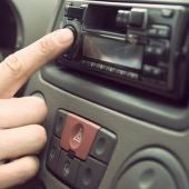 Sintonizar la radio del coche es una de las distracciones más frecuentes