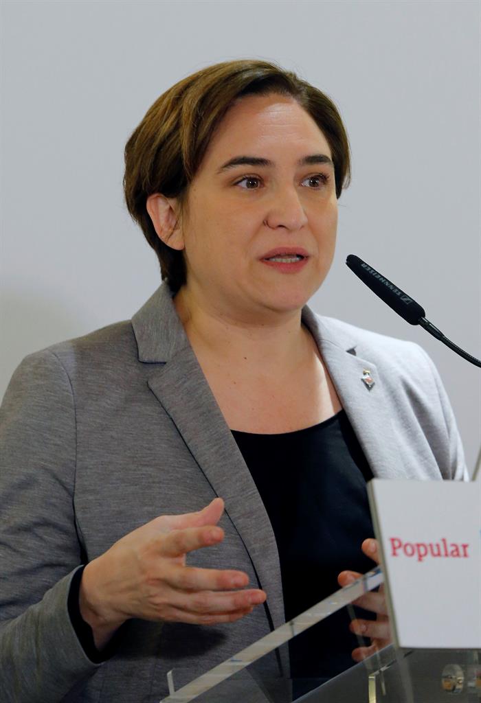 Puigdemont y Colau reafirman la voluntad de acoger refugiados ante la "inoperancia" del Gobierno Puigdemont y Colau reafirman la voluntad de acoger refugiados ante la "inoperancia" del Gobierno