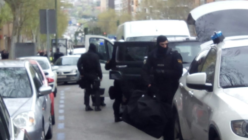 Efectivos policiales en el lugar donde se ha producido un intento de atraco en Madrid