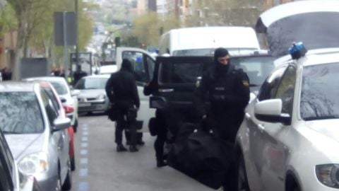 Efectivos policiales en el lugar donde se ha producido un intento de atraco en Madrid
