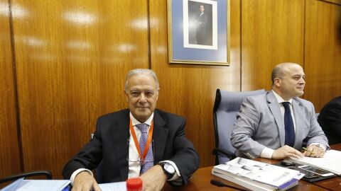 El exconsejero de Hacienda &Aacute;ngel Ojeda junto al presidente de la comisi&oacute;n y diputado por Ciudadanos, Julio D&iacute;az