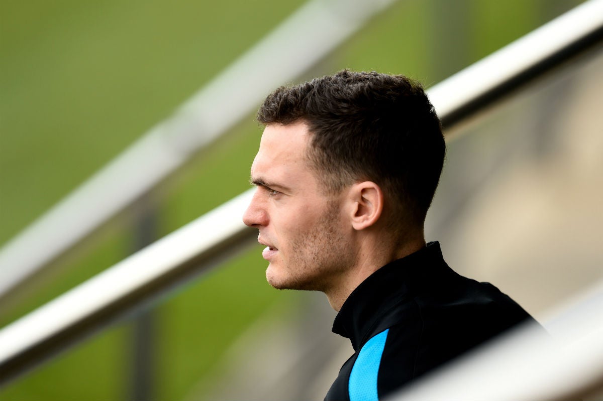 Vermaelen estará de baja mes y medio por una lesión muscular en la pierna derecha Vermaelen estará de baja mes y medio por una lesión muscular en la pierna derecha