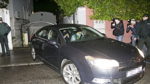 El expresidente de Banesto, Mario Conde, abandona su domicilio detenido por la Guardia Civil