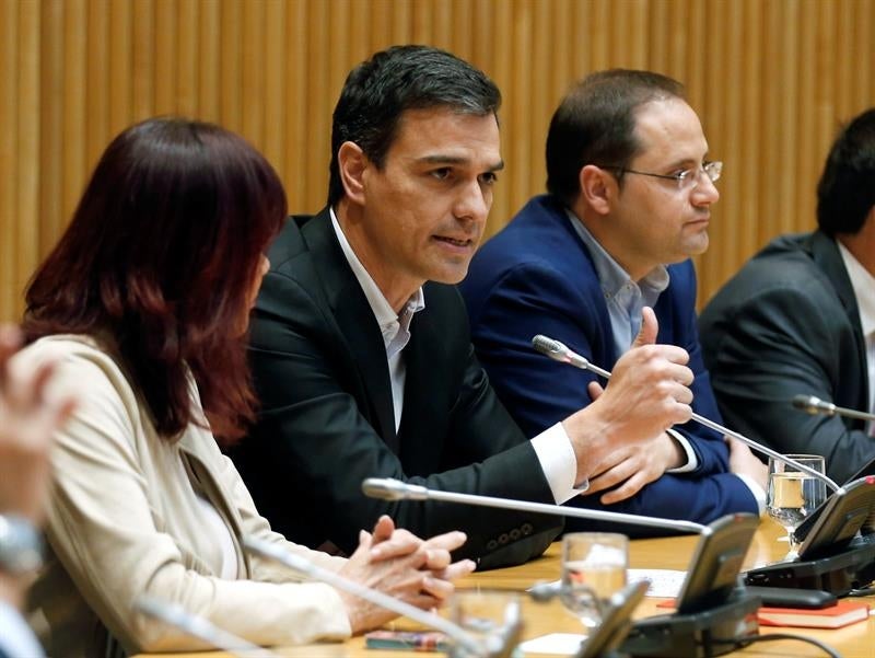 Personas físicas: Pedro Sánchez "no tira la toalla" frente a la insistencia de Pablo Iglesias Personas físicas: Pedro Sánchez "no tira la toalla" frente a la insistencia de Pablo Iglesias