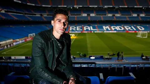 Arbeloa posa en el Santiago Bernabéu Arbeloa posa en el Santiago Bernabéu