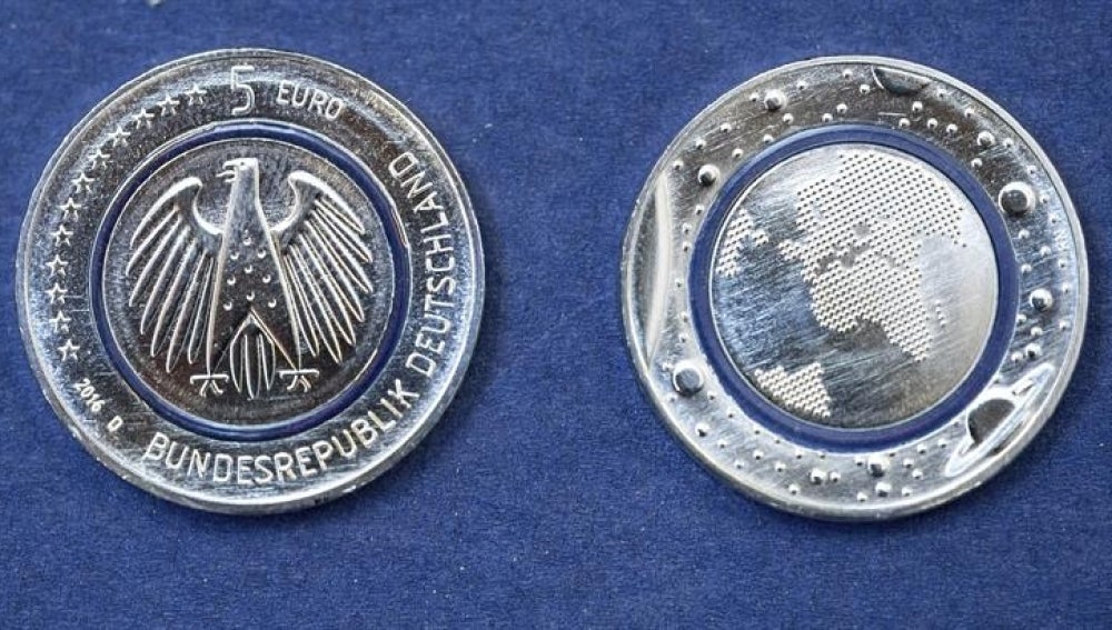 Imagen de la moneda de cinco euros bautizada como 'Planeta Azul' y emitida por la Casa de la Moneda de Múnich