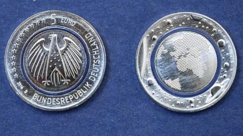 Imagen de la moneda de cinco euros bautizada como 'Planeta Azul' y emitida por la Casa de la Moneda de M&uacute;nich