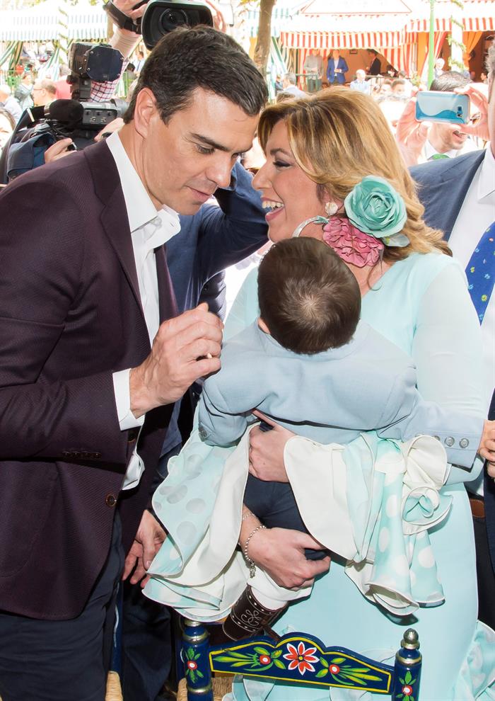 La criba mediática: "La prensa muestra a Sánchez mimando al vástago de su intima enemiga en la Feria de Abril" La criba mediática: "La prensa muestra a Sánchez mimando al vástago de su intima enemiga en la Feria de Abril"