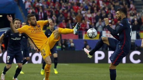Jordi Alba pelea por un bal&oacute;n con Carrasco