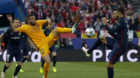 Jordi Alba pelea por un balón con Carrasco Jordi Alba pelea por un balón con Carrasco