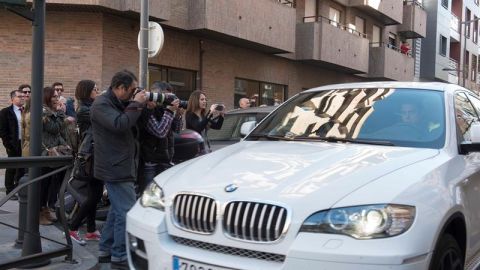 Los fot&oacute;grafos enfocan el coche ocupado por el alcalde de Granada, Jos&eacute; Torres Hurtado