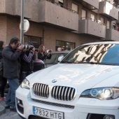 Los fotógrafos enfocan el coche ocupado por el alcalde de Granada, José Torres Hurtado